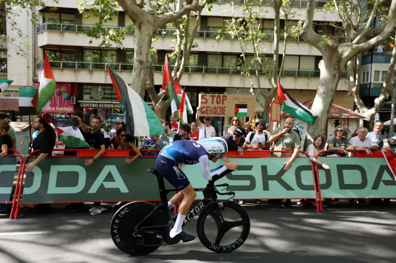 2025-09-11T151038Z_846173594_UP1EL9B165MTB_RTRMADP_3_CYCLING-VUELTA-1759034197