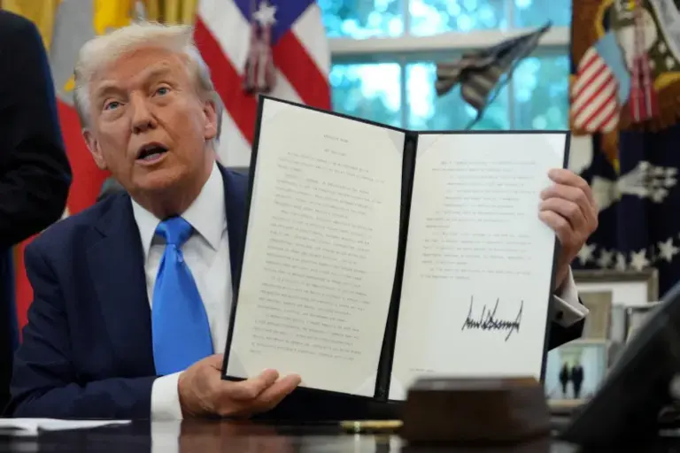2025-09-19T220351Z_1096491290_RC29VGA6TT26_RTRMADP_3_USA-TRUMP-1758422831
