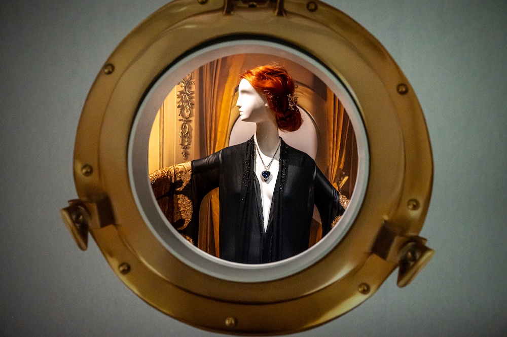 zaaloverzicht-Titanic-Fashion-The-Last-Dance-Kunstmuseum-Den-Haag-foto-Franck-Doho-5-1