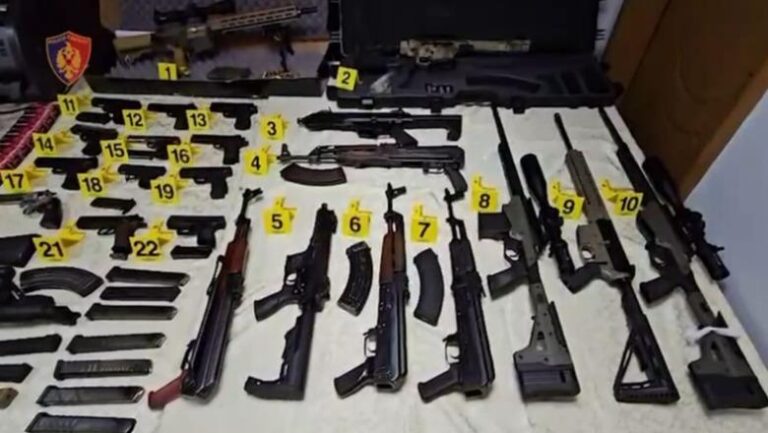 1761729676_pistoletatiranearmezjarri