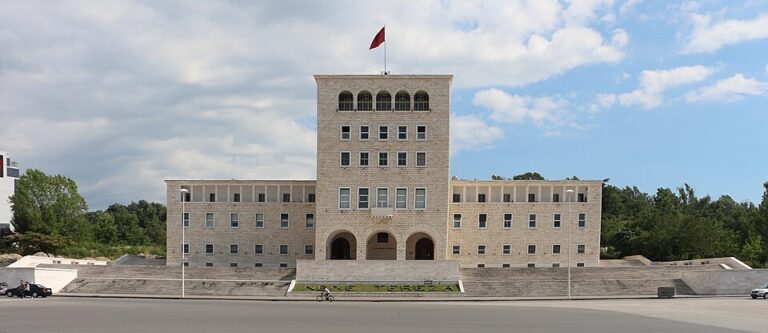 Tirana,_palazzo_dell'università_04