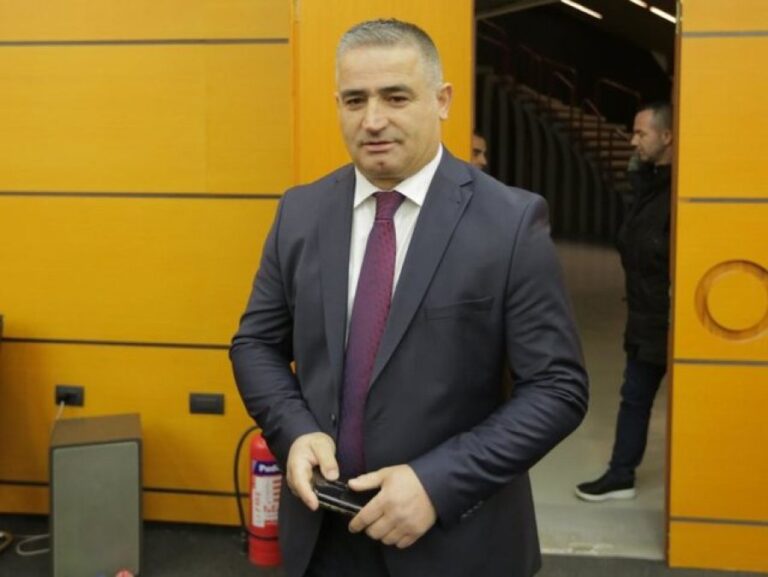 auto_-640-0-68e54ba6205481759858070