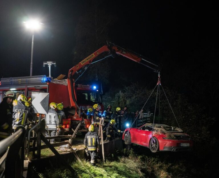 mittels-kran-wurde-das-unfallauto-geborgen