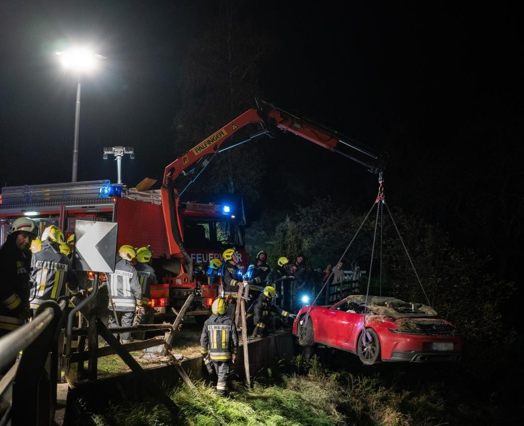 mittels-kran-wurde-das-unfallauto-geborgen