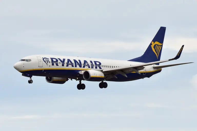 ryanair-plane-100925-1-e7a98d4338904ccb8d88e5758b568d5e