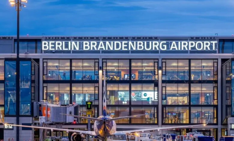 Dronët paralizojnë për dy orë aeroportin e Berlinit, dhjetëra fluturime devijohen