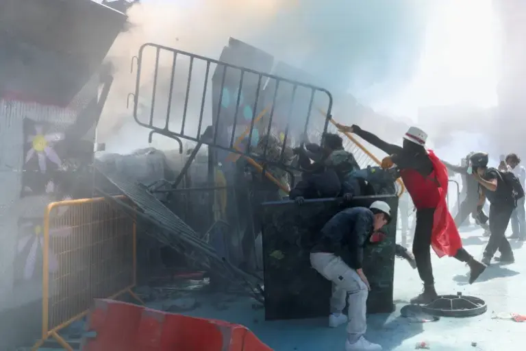 2025-11-15T211045Z_1186638134_RC27XHAJGI64_RTRMADP_3_MEXICO-PROTEST-1763257511