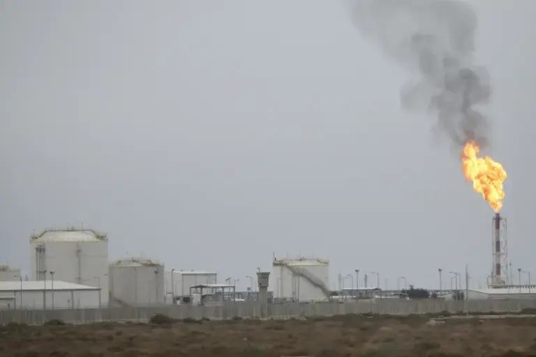 2025-11-25T160442Z_296095832_RC2R3IAH0LFD_RTRMADP_3_USA-RUSSIA-LUKOIL-IRAQ-1-1764465818