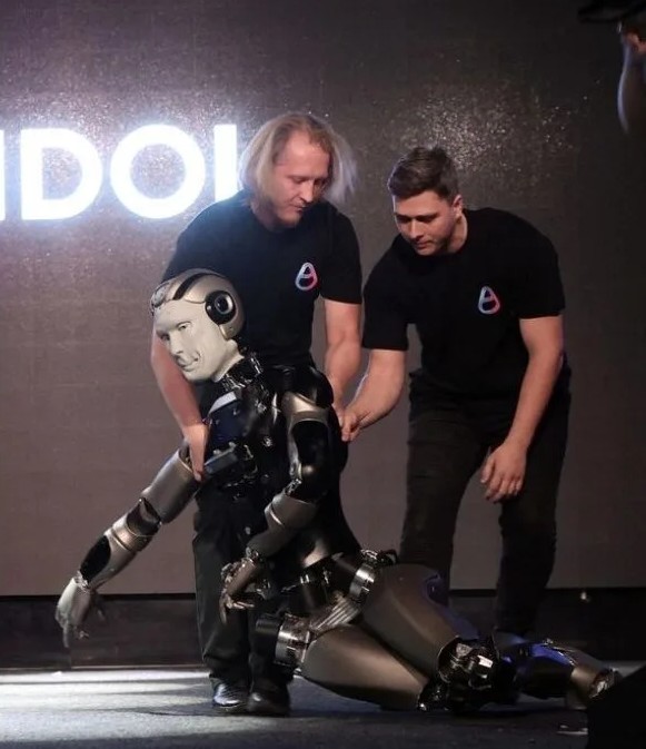 Russia-built-humanoid-robot-AIdol-to-show-off-A-and-it-fell-on-stage-during-its-debut