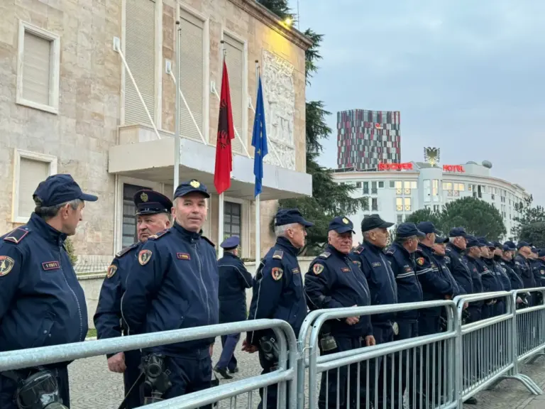 policia-para-kryeministrise-protesta-e-opozites-7-scaled-1-1024x768
