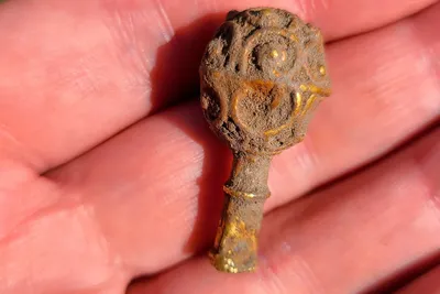 une_etudiante_britannique_decouvre_un_bijou_en_or_medieval_vieux_de_1_100_ans_lors_de_sa_premiere_fouille_en_seulement_90_minutes