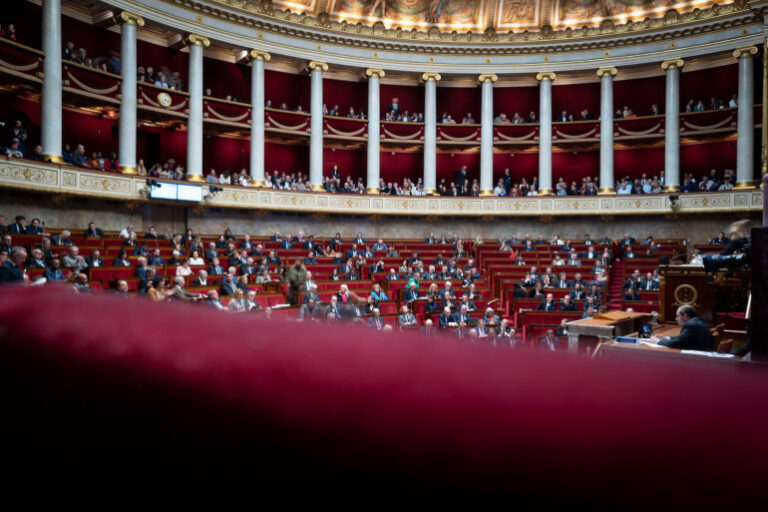 1798654-l-hemicycle-de-l-assemblee-nationale-image-d-illustration
