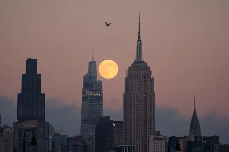 La-Super-Lune-se-leve-derriere-le-One-Vanderbilt-et-l-Empire-State-Building-a-New-York-aux-Etats-Unis-le-4-decembre-2025-2195523