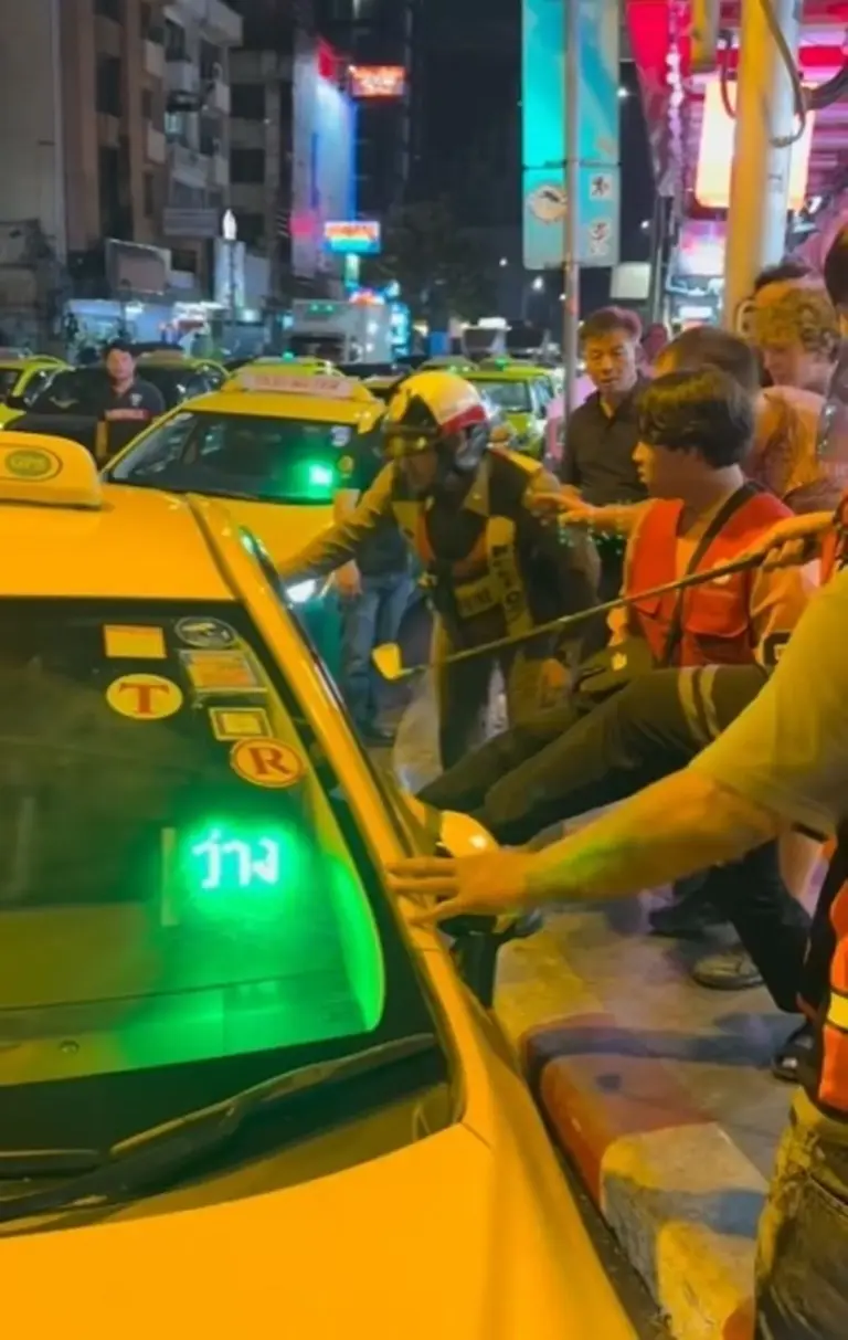 0_Woman-with-a-knife-trying-to-attack-people-at-Sukhumvit-Soi-3-in-Bangkok