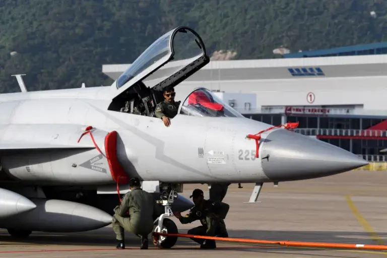 2018-11-01T042934Z_2050805760_RC1E872D1B00_RTRMADP_3_CHINA-AIRSHOW-1768391545