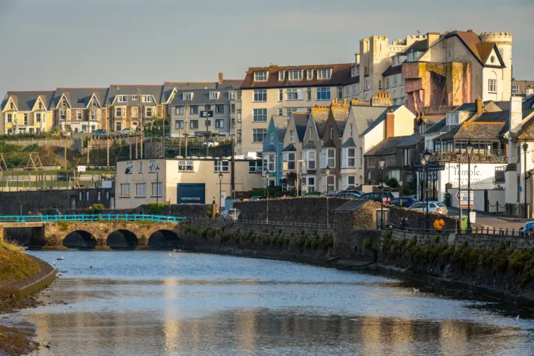 2024-seaside-town-bude-river-1050334829