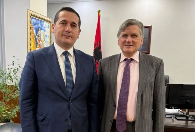 -640-0-b4ad7d3526dee76904a8a8e603980a6a