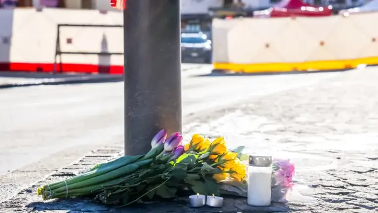 Des-fleurs-deposees-en-hommage-aux-victimes-d-un-incendie-dans-un-bar-a-Crans-Montana-en-Suisse-2209288