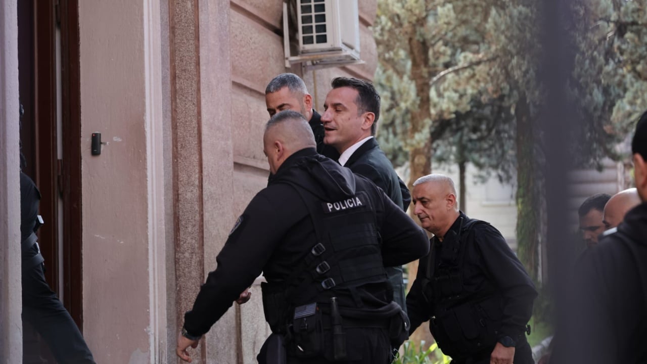 Video-News-Erion-Veliaj-arrin-ne-Gjykaten-Kushtetuese-me-pranga