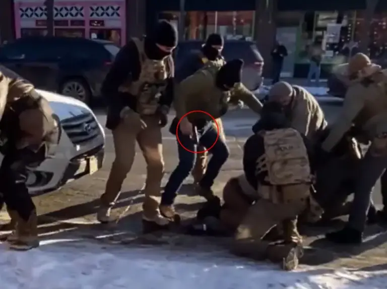 chaotic-moment-federal-officer-reached-1053968977