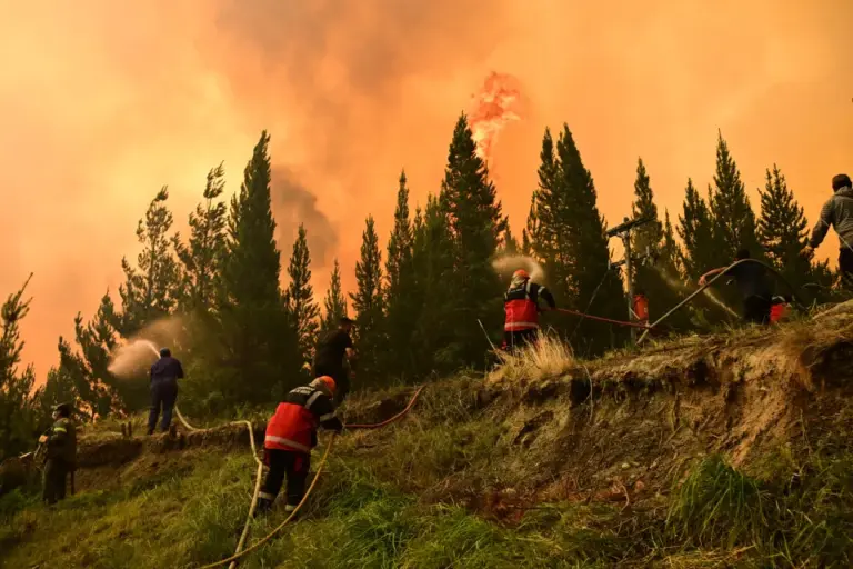firefighters-battle-flames-wildfires-blaze-1050221414