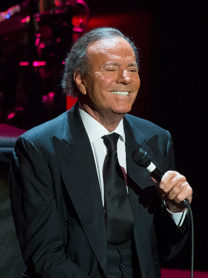 julio-iglesias-performs-live-stage-1051249120
