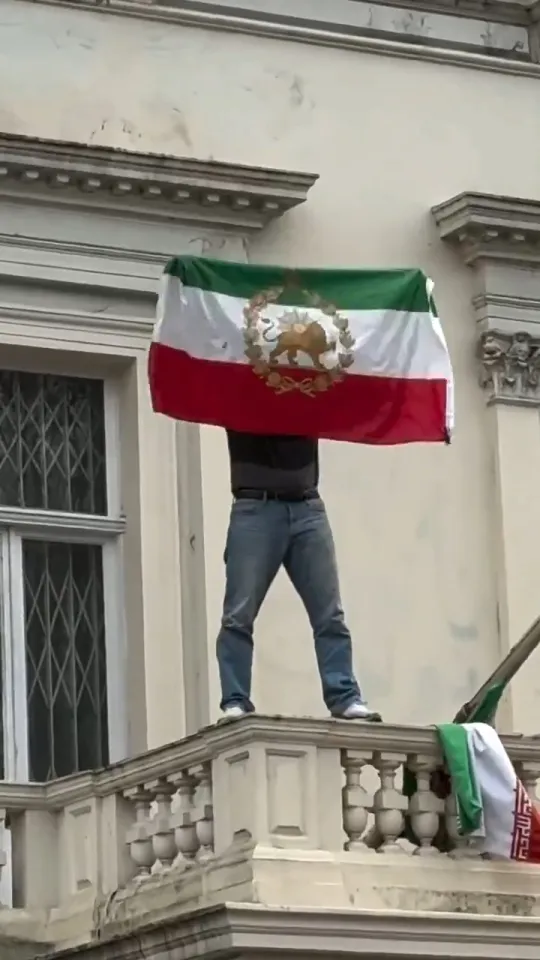 protester-cliumbed-iranian-embassy-london-1050586011