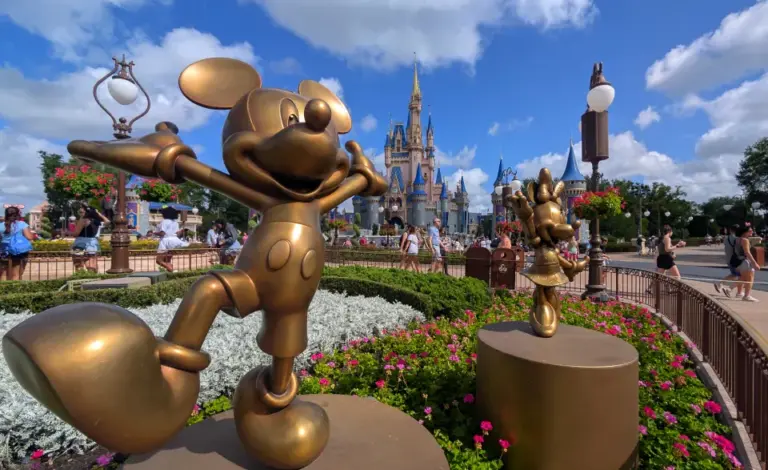 statues-mickey-mouse-minnie-mouse-1036076291_8d7cf6